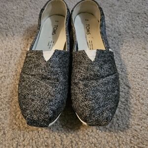 TOMS shoes Size W6